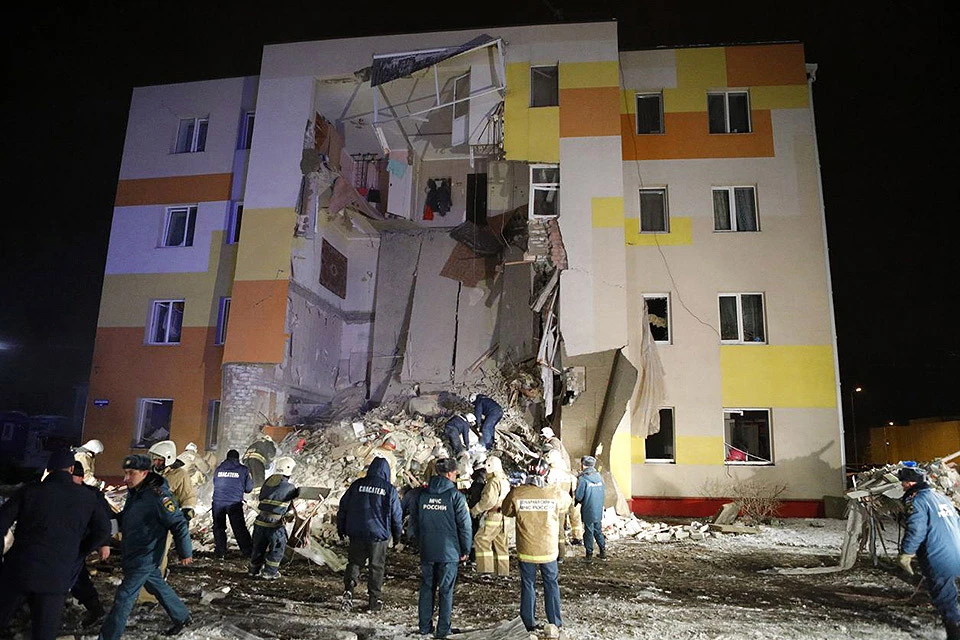 Спасатели на месте обрушения стены дома в Белгородской области. Фото: Антон Вергун/ТАСС