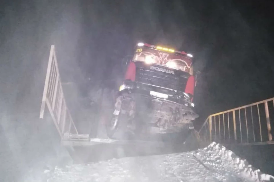 Мост обрушился под 60-тонным грузовиком на трассе в Иркутской области. Фото: ГУ МВД России по Иркутской области