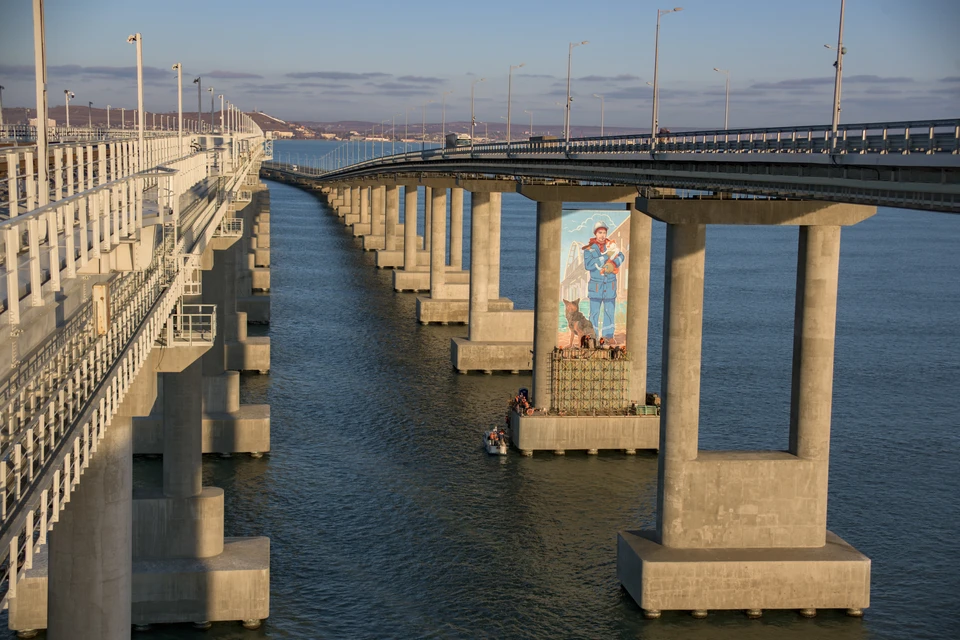 Картина появилась на автодорожной опоре. Фото: инфоцентр «Крымский мост»