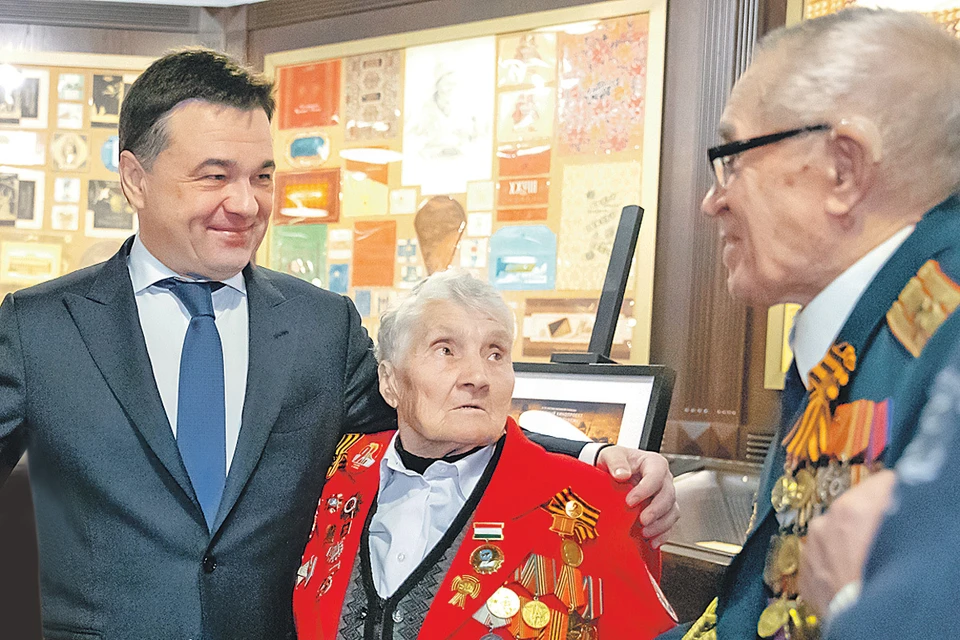 Андрей Воробьёв с ветеранами Розалией Коваль и Леонидом Пивоваровым. Фото: Константин СЕМЕНЕЦ