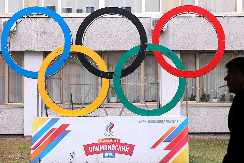 Олимпийские кольца во дворе здания ОКР.
