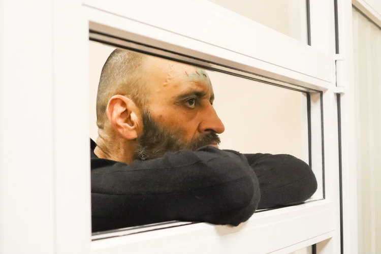 «Сначала он стрелял в свое отражение в зеркале». В квартире пермского стрелка, который убил прохожую, нашли целый арсенал оружия