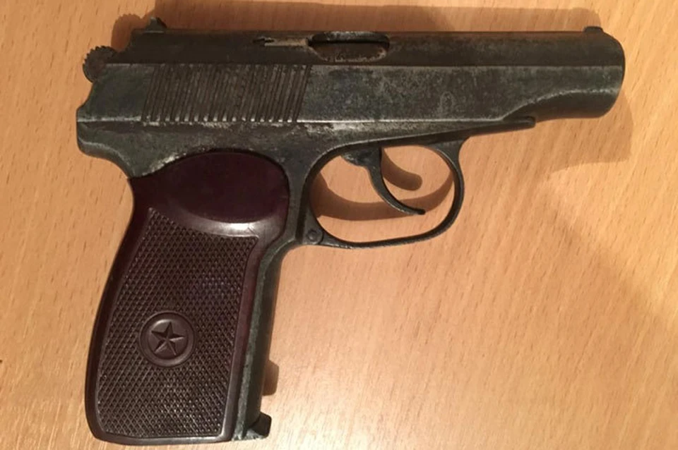 При обыске у задержанных нашли пистолет «Макарова» со стертыми номерами.