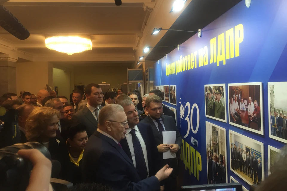 Владимир Жириновский показывает спикеру Госдумы Вячеславу Володину юбилейную выставку.