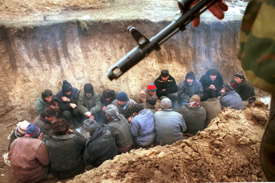 Задержанные чеченские боевики. Этот снимок фотокора «Комсомолки» Владимира Веленгурина получил первое место на выставке World Press Photo в 2001 году.