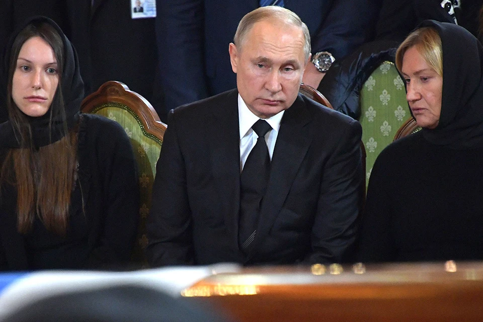 Президент Путин простился с бывшим мэром Москвы Юрием Лужковым.