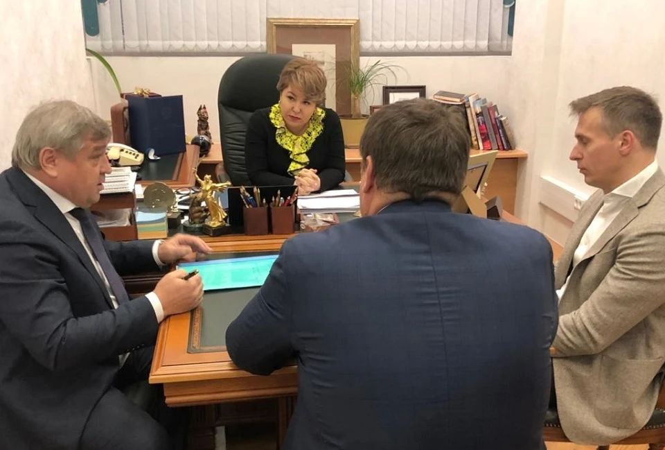 Всем сторонам удалось мирно договориться за рабочим столом депутата Госдумы Ирины Гусевой. Фото: Ирина Гусева.