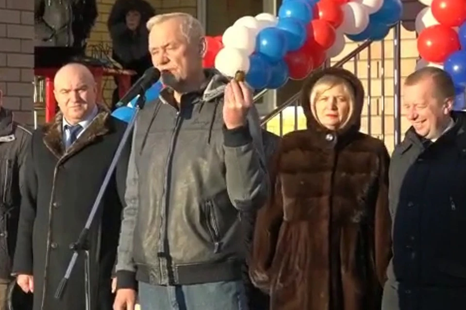 Депутат Госдумы подарил баночку вазелина главе района и подрядчику на церемонии открытия школы