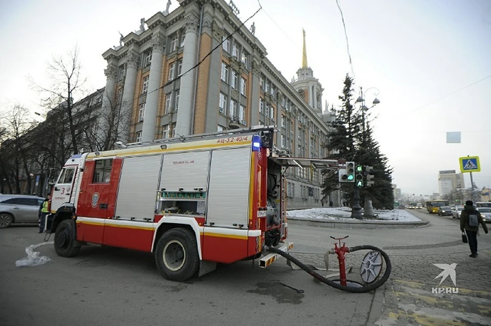 В этим минуты пожарные расположились у здания администрации Екатеринбурга. Сейчас здание начнут эвакуировать