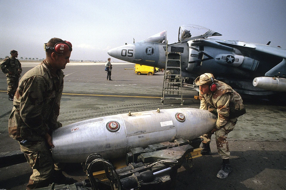 Погрузка бомб для операции "Буря в пустыне", февраль 1991 года.