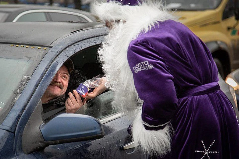 На улицах Санкт-Петербурга появились фиолетовые Деды Морозы со сладкими подарками / Фото: Dostaевского