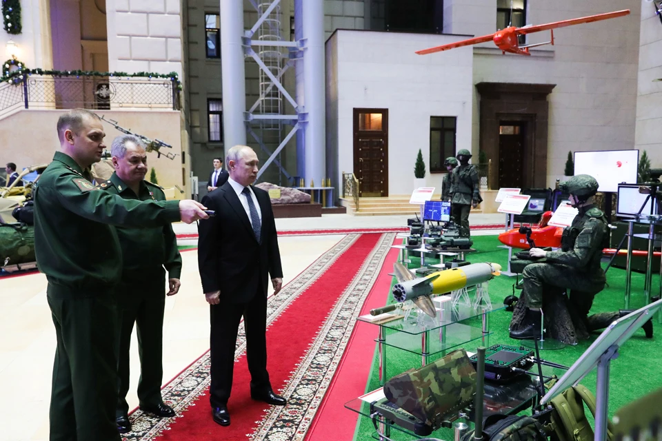 Владимиру Путину показали выставку новейшего и перспективного вооружения. Фото: Михаил Климентьев/ТАСС