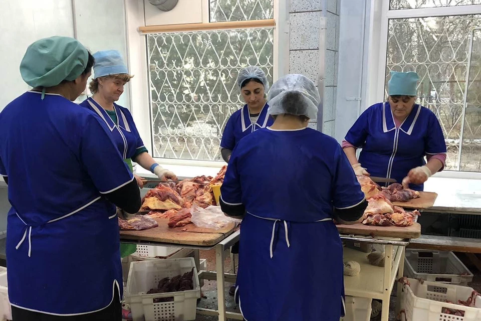 Несносное соседство: Нижегородцы жалуются на шум, запах крови и останки крупного рогатого скота в мусорном баке возле дома. ФОТО:Надежды Антошиной