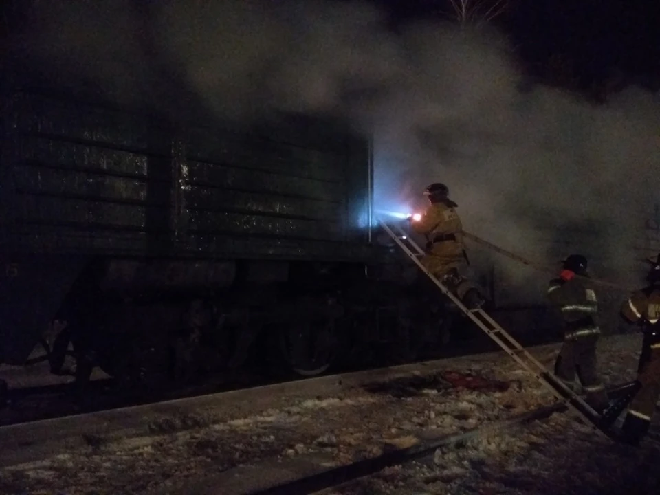 В Тюмени на путях горел поезд. Фото - ГУ МЧС по Тюменской области.