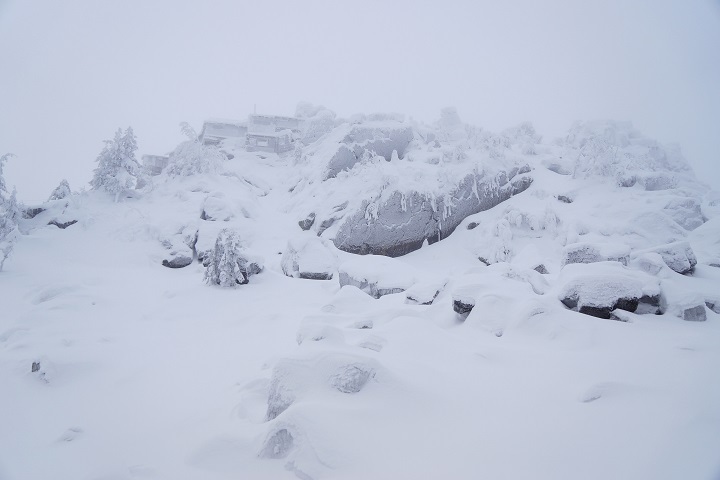Туристы на снегоходах могли застрять в снегу, говорит источник "КП"