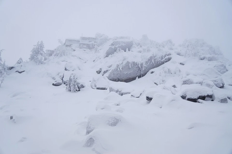 Туристы на снегоходах могли застрять в снегу, говорит источник "КП"