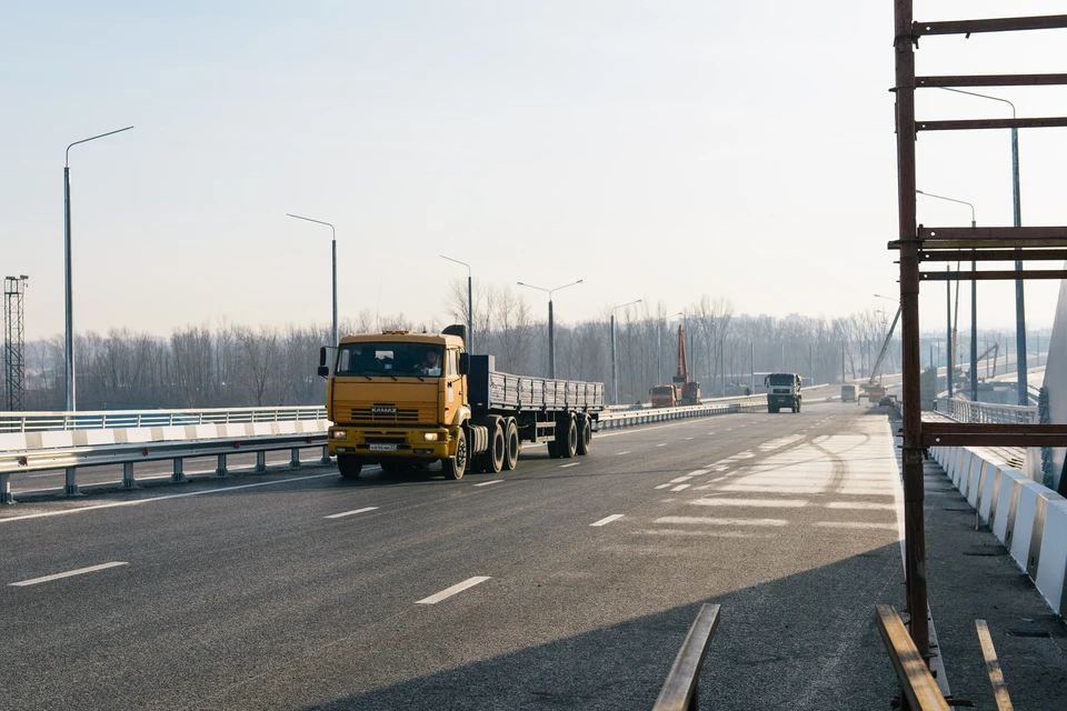 Автомобилисты уже с удовольствием перемещаются по новому мосту