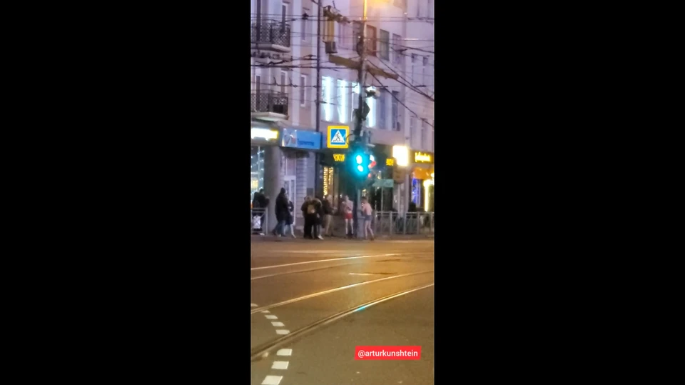 Бегуны в трусах на площади Победы