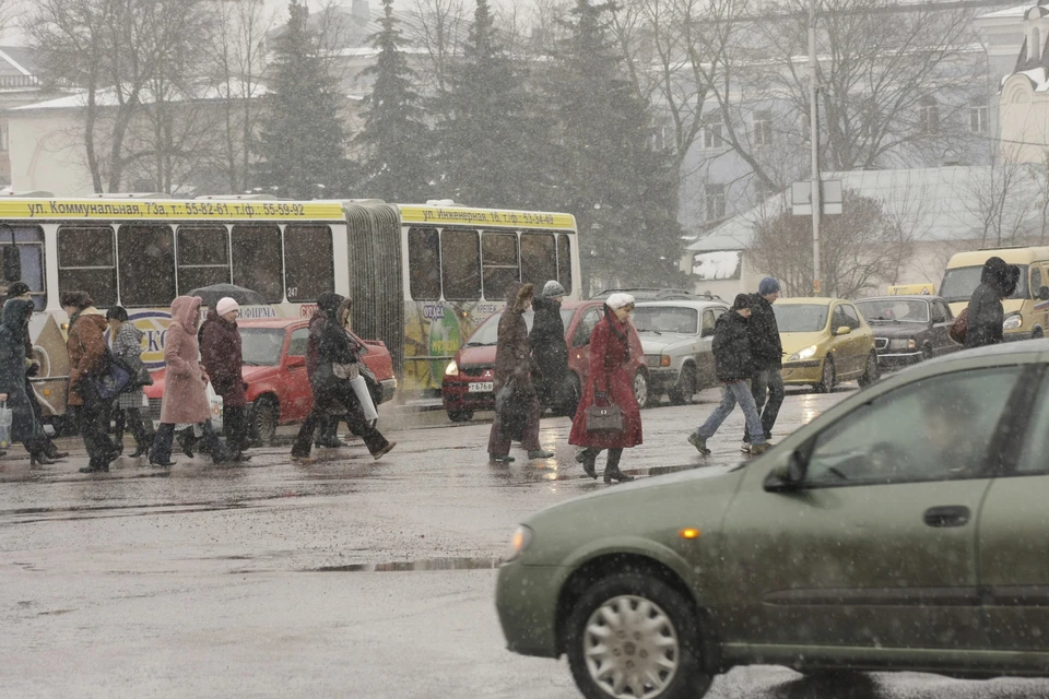 Автобусы в выходные приходится ждать дольше.