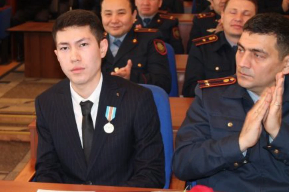 В Казахстане наградили парня, который заслонил собой беременную при крушении самолета под Алма-Атой Фото: Пресс-служба ДП Алматы