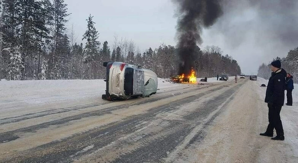 В Нижневартовском районе на трассе после ДТП дотла сгорел автомобиль. Фото из группы ЧП |ДТП | ХМАО во "ВКонтакте"