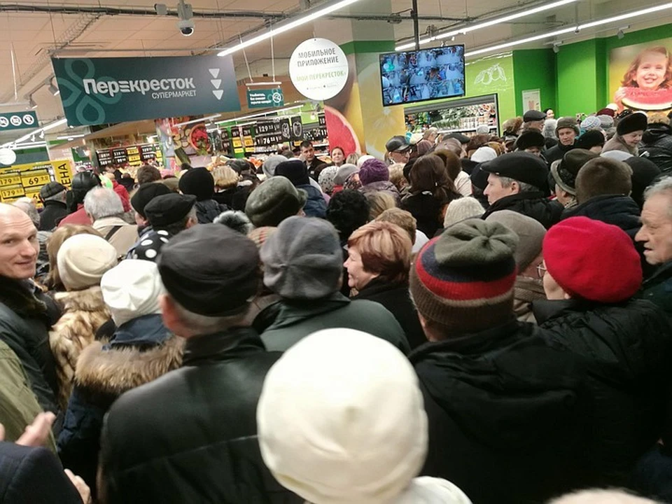 Закрыть волгоград. Перекресток Европа Сити Молл Волгоград. Закрытие гипермаркетов Карусель. Закрытие супермаркета перекресток. Магазин Карусель закрывается.