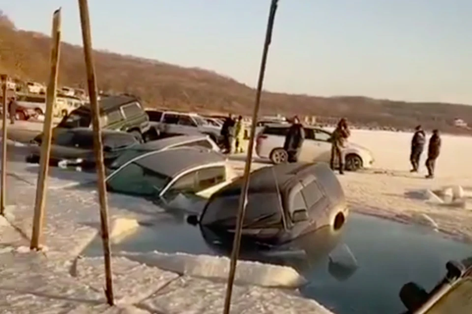 Тонкий лед не выдержал напора многочисленных тяжелых машин. Фото: dpscontrol