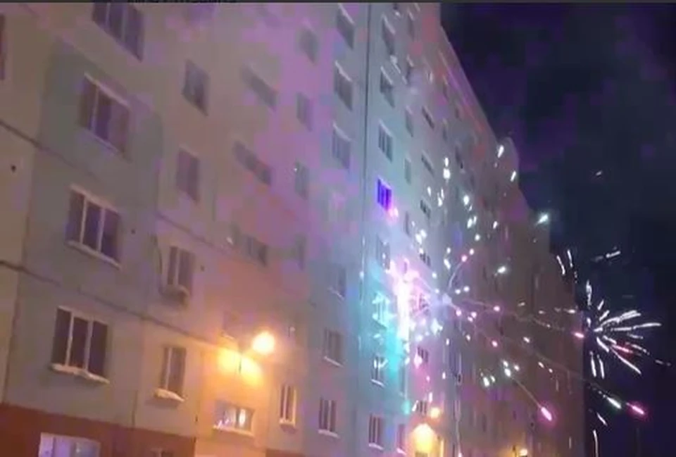 В Новосибирске обстреляли салютами стену жилого дома. Фото: https://vk.com/act54