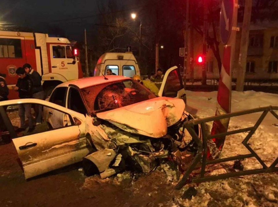Гранта вдребезги разбилась об ограждение. Фото: https://vk.com/dtp_163