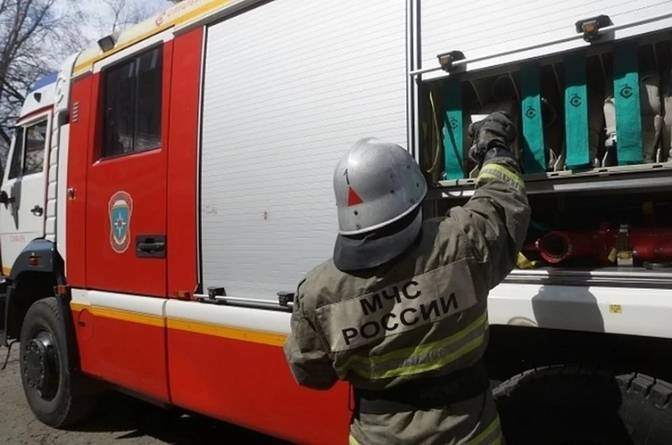 В городе Обь пожар напугал местных жителей.