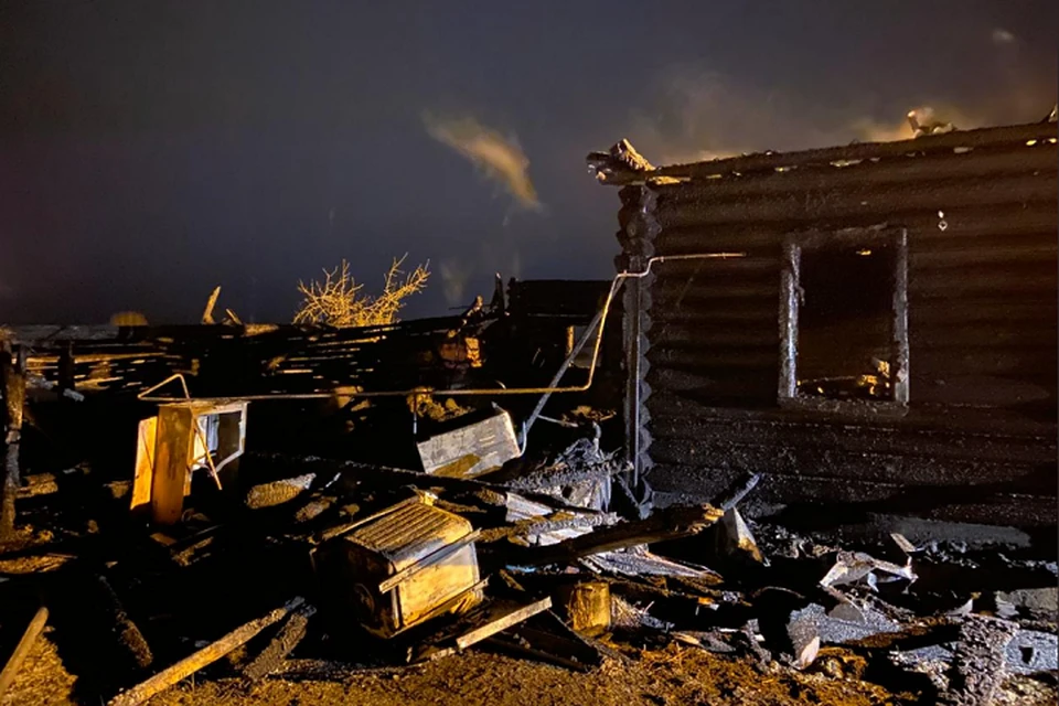 Огонь вспыхнул в ночь с 6 на 7 января, в этот момент в доме находились пять человек.