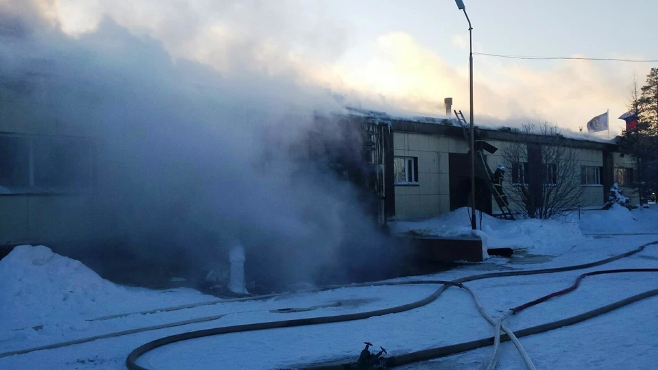 В Муравленко произошёл крупный пожар в магазине автозапчастей. Фото: ГУ МЧС по ЯНАО