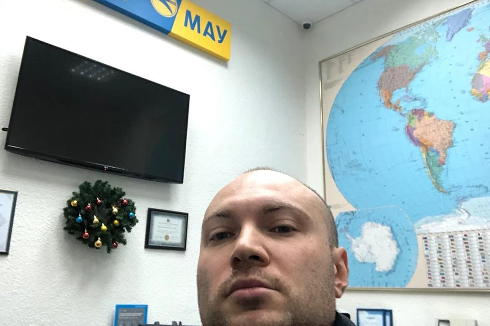 Международный обозреватель Андрей Бузаров в офисе авиакомпании