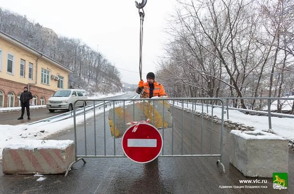 Из-за сильного снегопада власти, что на крутом спуске могут возникнуть аварийные ситуации. Фото: администрация Владивостока