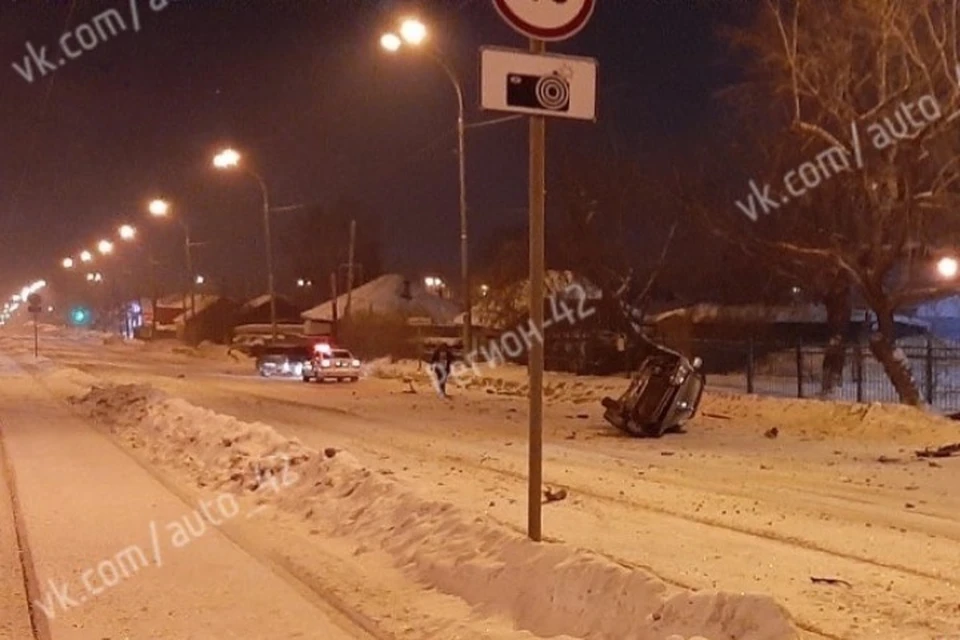 Один без прав, другой нетрезв: в ДТП в Кемерове перевернулась машина. ФОТО: vk.com, "Регион 42"