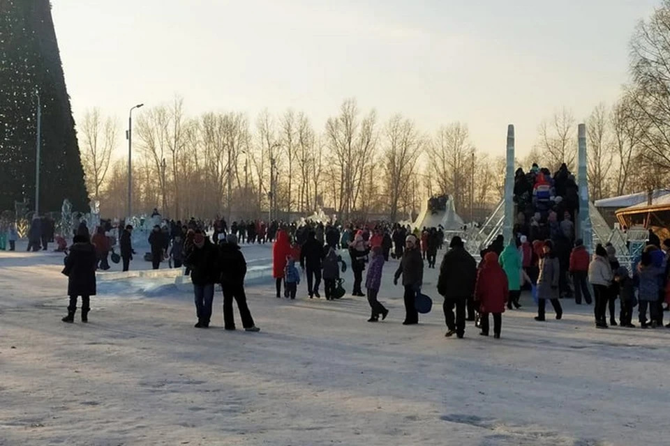 Посмотрите, сколько народу в Татышек-парке в новогодние каникулы. Фото: Захар Енджиевский