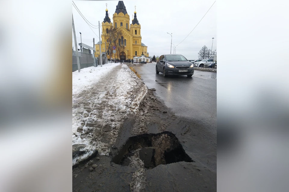 Провал грунта произошел на Стрелке. ФОТО: Виталий Лапин.