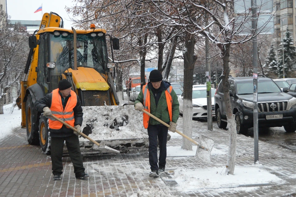 Тротуары очищают 150 дворников