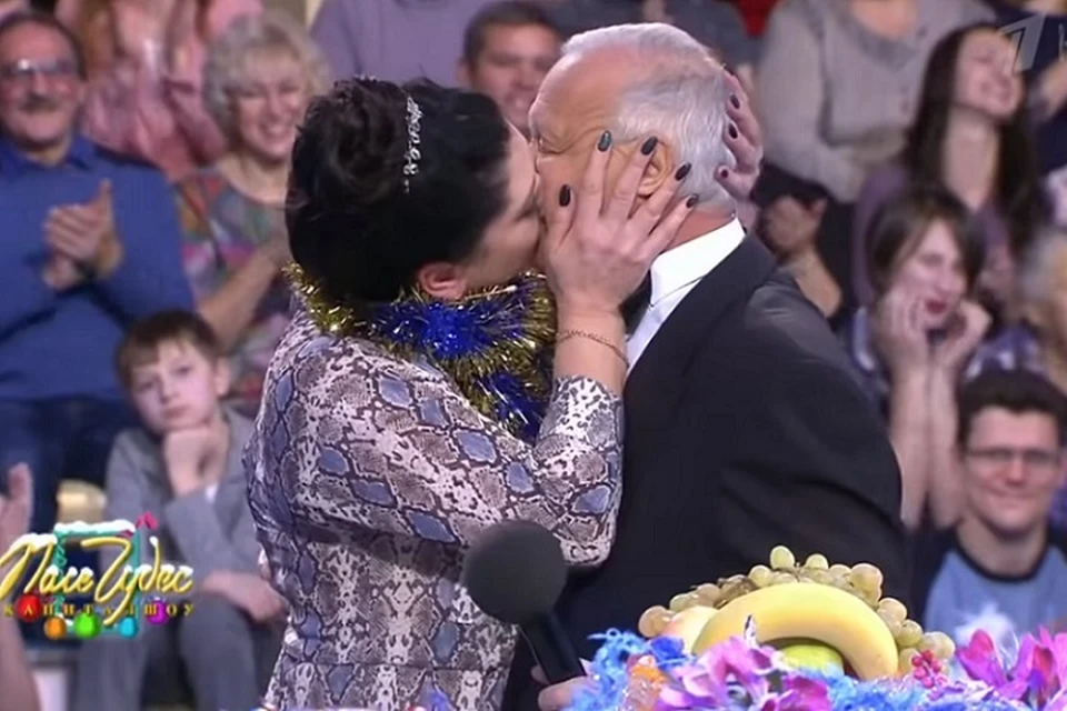 Тюменская воспитательница страстно поцеловала женатого Якубовича в губы на «Поле чудес». Фото: скриншот с видео
