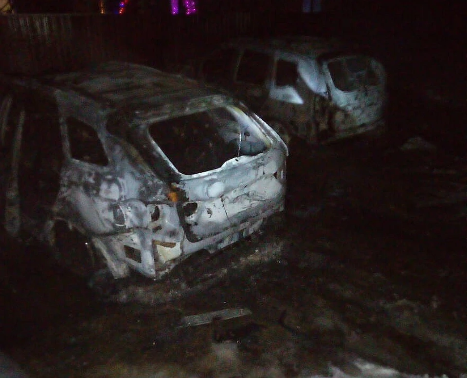 Две легковушки полностью сгорели в Орловской области. Фото: пресс-служба ГУ МЧС России