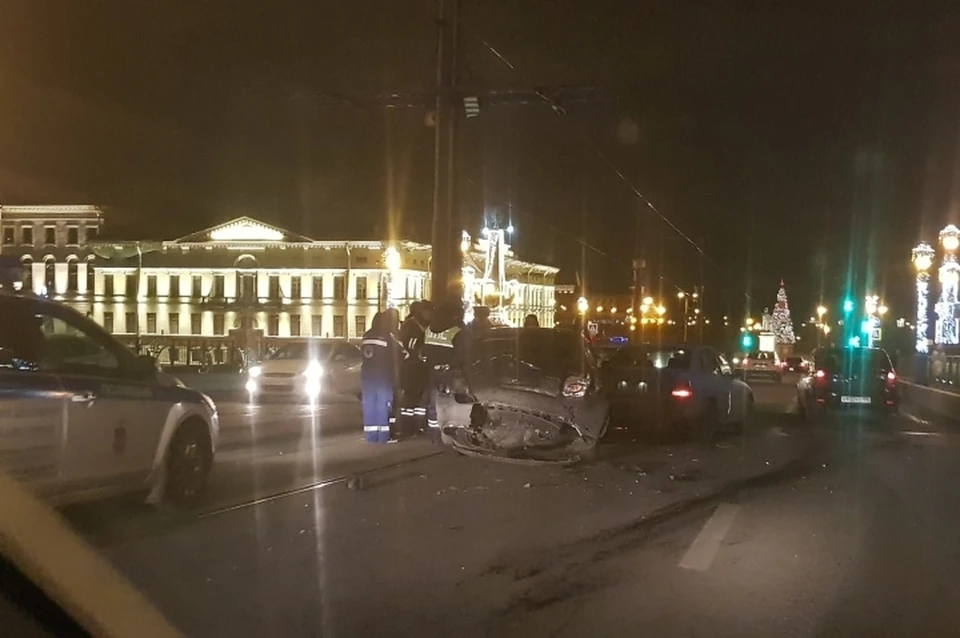 Пострадавшего водителя в ДТП на Троицком мосту отправили в больницу. Фото: vk.com/spb_today