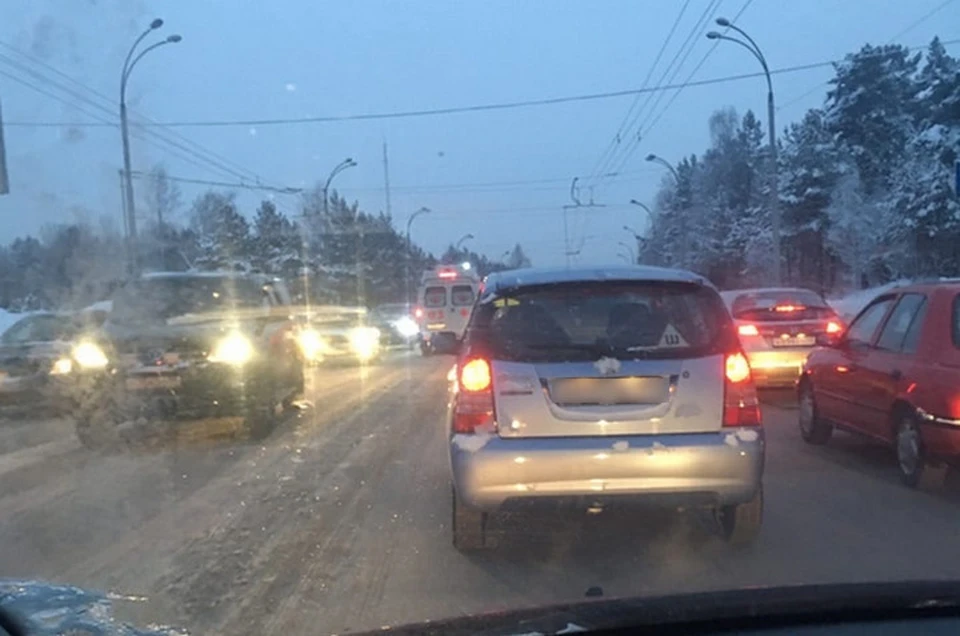 Есть пострадавшие: в Кемерове на мосту столкнулись семь автомобиле. ФОТО: Олесенька Астахова.