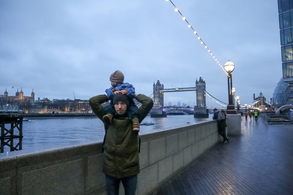 Василий с сыном на набережной Темзы на фоне Тауэрского моста в Лондоне.