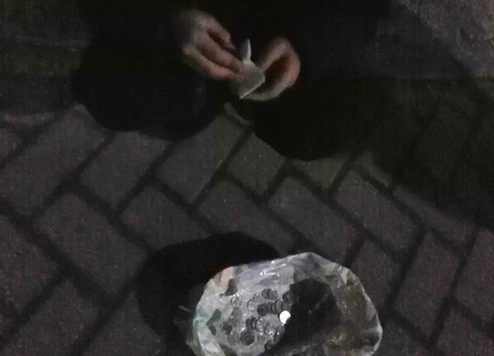 На ребенка, просившего милостыню у торгового центра, обратили внимание неравнодушные бишкекчане.