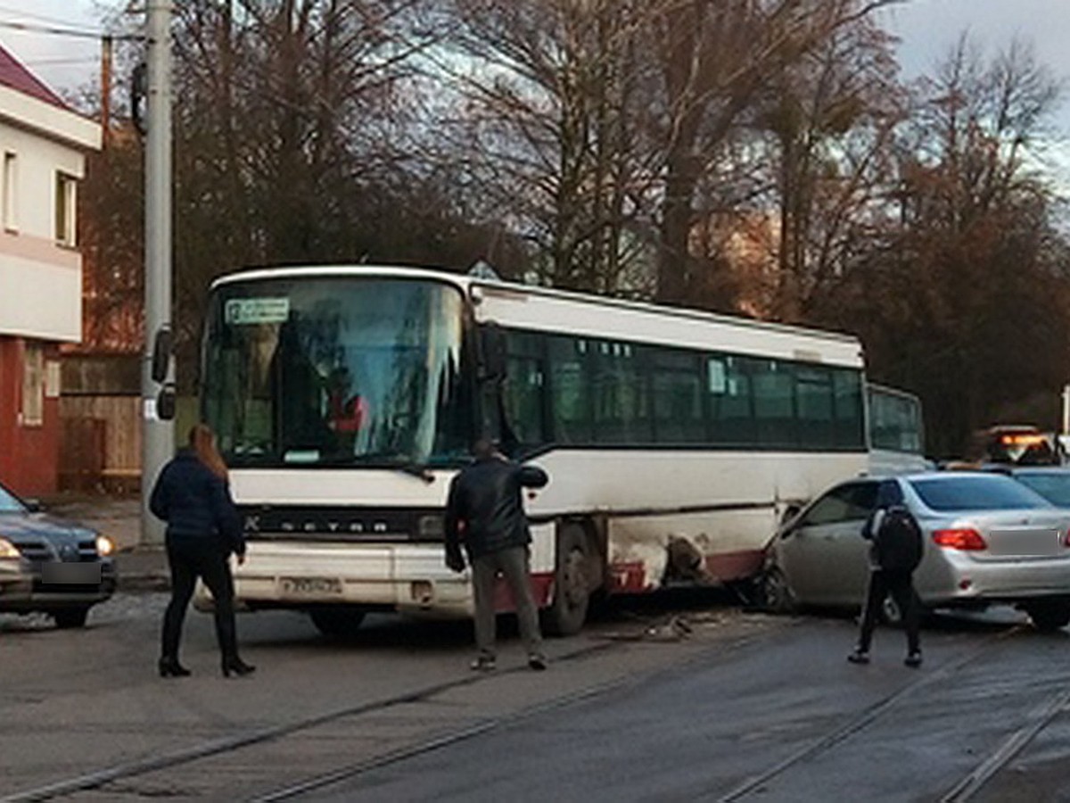 В ДТП с автобусом на Киевской пострадала 67-летняя пассажирка - KP.RU