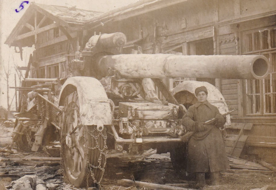 ФОТО: archive.pskov.ru.Трофейная немецкая военная техника. Перед орудием - боец Мнацакатьян, убитый осколком снаряда через час после съемки. Январь, 1943 г.