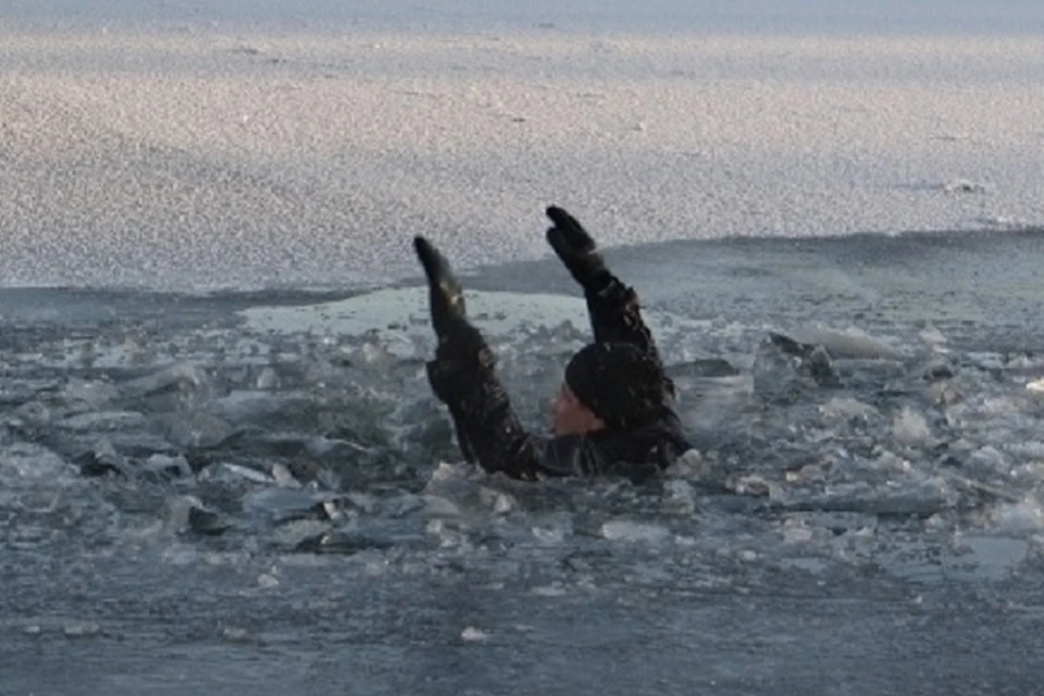 Выходить на тонкий лед очень опасно.
