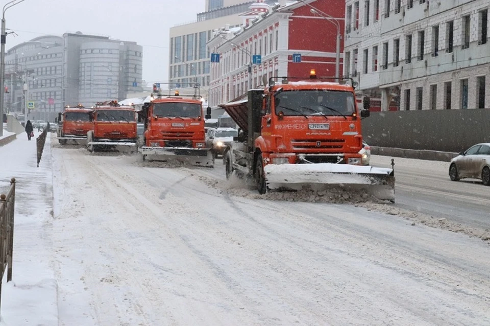 На борьбу со стихией выехали сотни единиц снегоуборочной техники