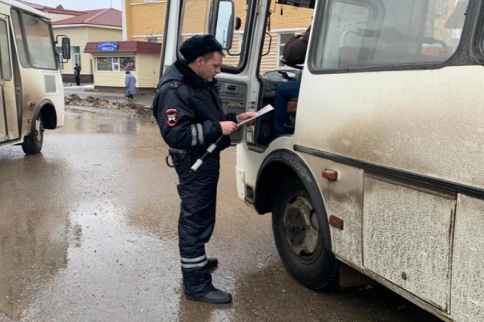 Водитель рейсового автобуса. В Туле водитель автобуса напился. Сотрудники полиции город Нерехта Костромская область фото. Сел в автобус я и выпил сивуху паленую суровый.