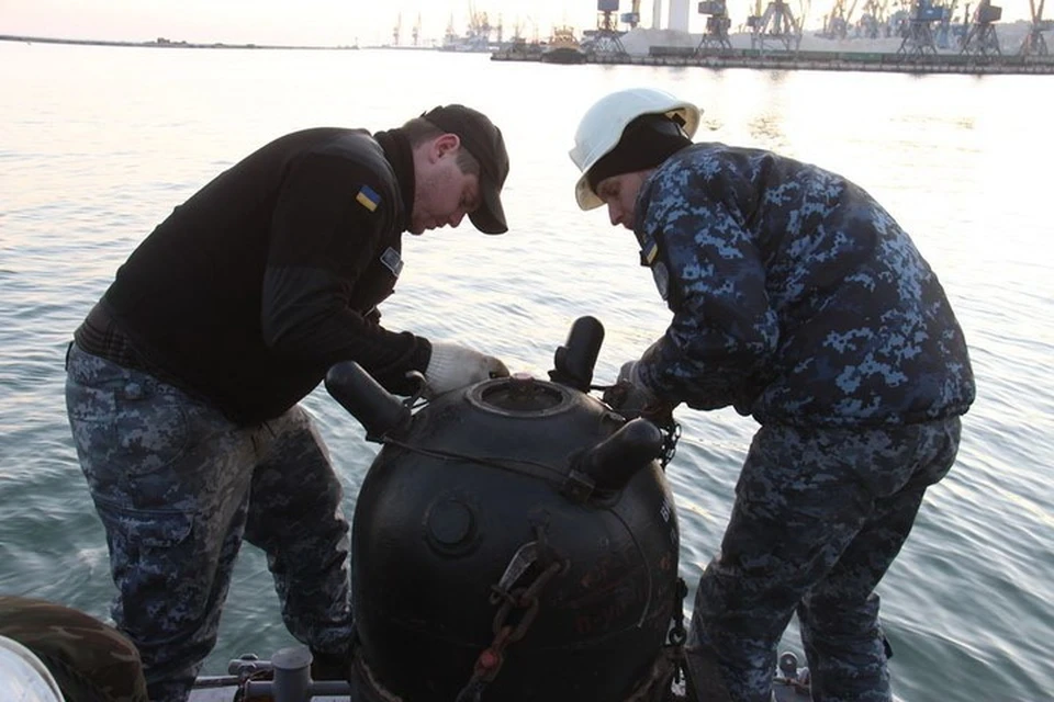 Украинские моряки загрузили донные мины на корабль. Фото: Пресс-служба штаба ООС